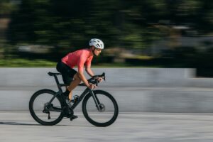 ロードバイクで走るサイクリスト