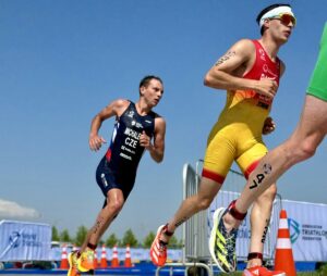トライアスロンのランパートを走る選手
